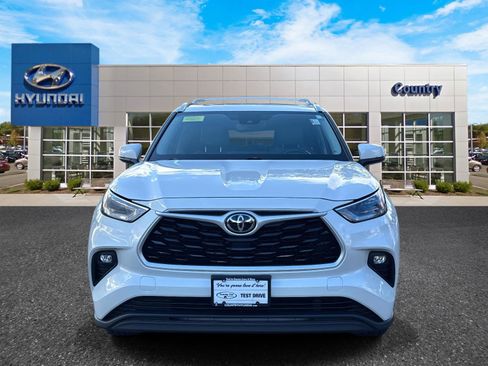 Used 2021 Toyota Highlander XLE image 2