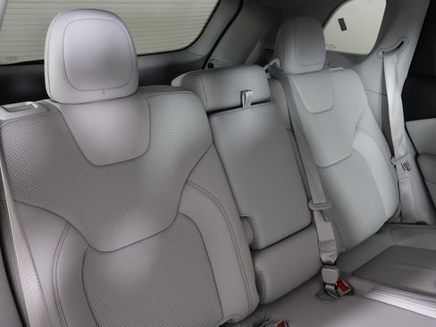 Used 2021 Jeep Cherokee Latitude Lux w/ Mopar Interior Package image 30