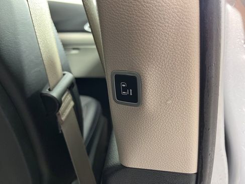 Used 2024 Chrysler Pacifica Touring-L image 8