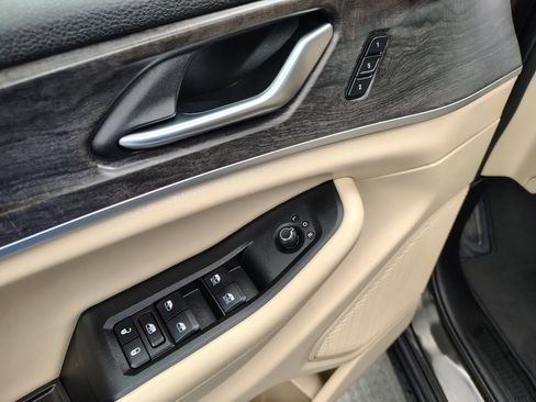 Used 2024 Jeep Grand Cherokee Limited image 21