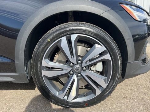 Certified 2025 Volvo V60 B5 Cross Country Plus AWD/4WD image 12