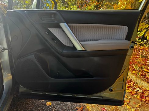 Used 2017 Subaru Forester 2.5i Premium w/ All-Weather Package image 11