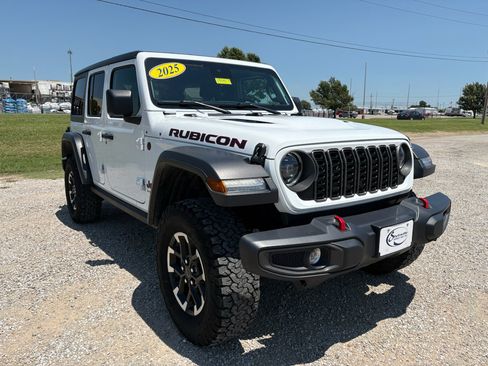 Used 2025 Jeep Wrangler Unlimited Rubicon AWD/4WD image 3