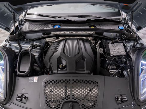 Certified 2025 Porsche Macan image 26