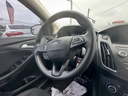 Used 2018 Ford Focus SE FWD image 29