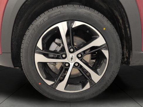Used 2025 Chevrolet Trax RS w/ Driver Confidence Package FWD image 3