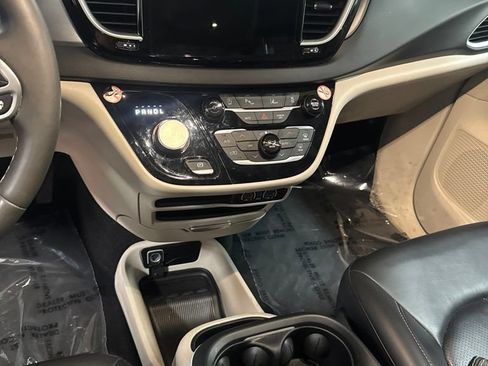 Used 2023 Chrysler Pacifica Touring-L FWD image 8