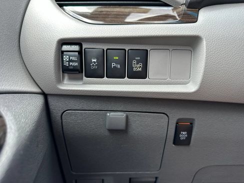 Used 2017 Toyota Sienna XLE w/ XLE Navigation Package FWD image 44