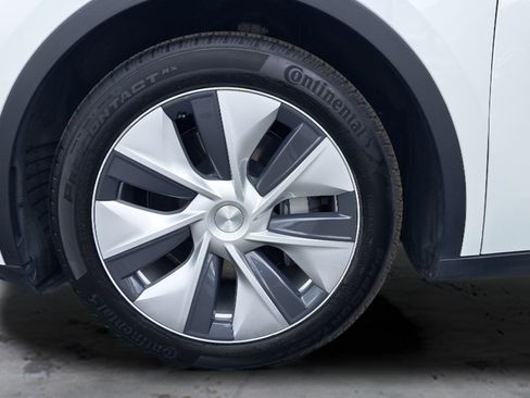 Used 2021 Tesla Model Y Long Range AWD/4WD image 28