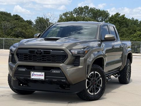 Used 2025 Toyota Tacoma TRD Sport AWD/4WD image 2