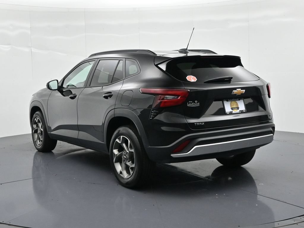 Used 2025 Chevrolet Trax LT FWD image 8