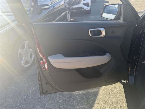 Used 2025 Hyundai Venue SEL image 11