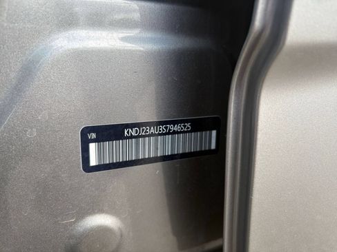 Used 2025 Kia Soul LX w/ LX Technology Package FWD image 27