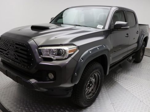 Used 2017 Toyota Tacoma TRD Sport image 2