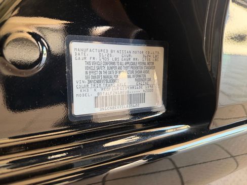 Used 2025 Nissan Versa SV FWD image 27