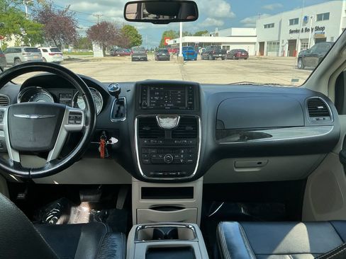 Used 2015 Chrysler Town & Country Touring FWD image 13