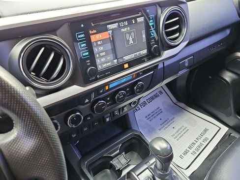 Used 2019 Toyota Tacoma TRD Off-Road image 18