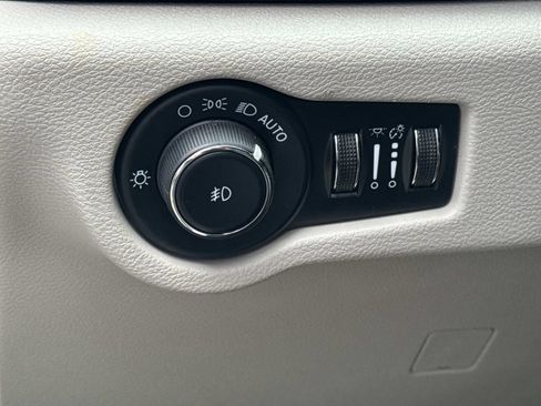 Used 2023 Chrysler Pacifica Touring-L FWD image 21