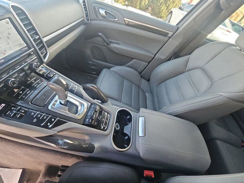 Used 2014 Porsche Cayenne Turbo image 17