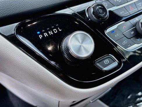 Used 2023 Chrysler Pacifica Touring-L FWD image 16
