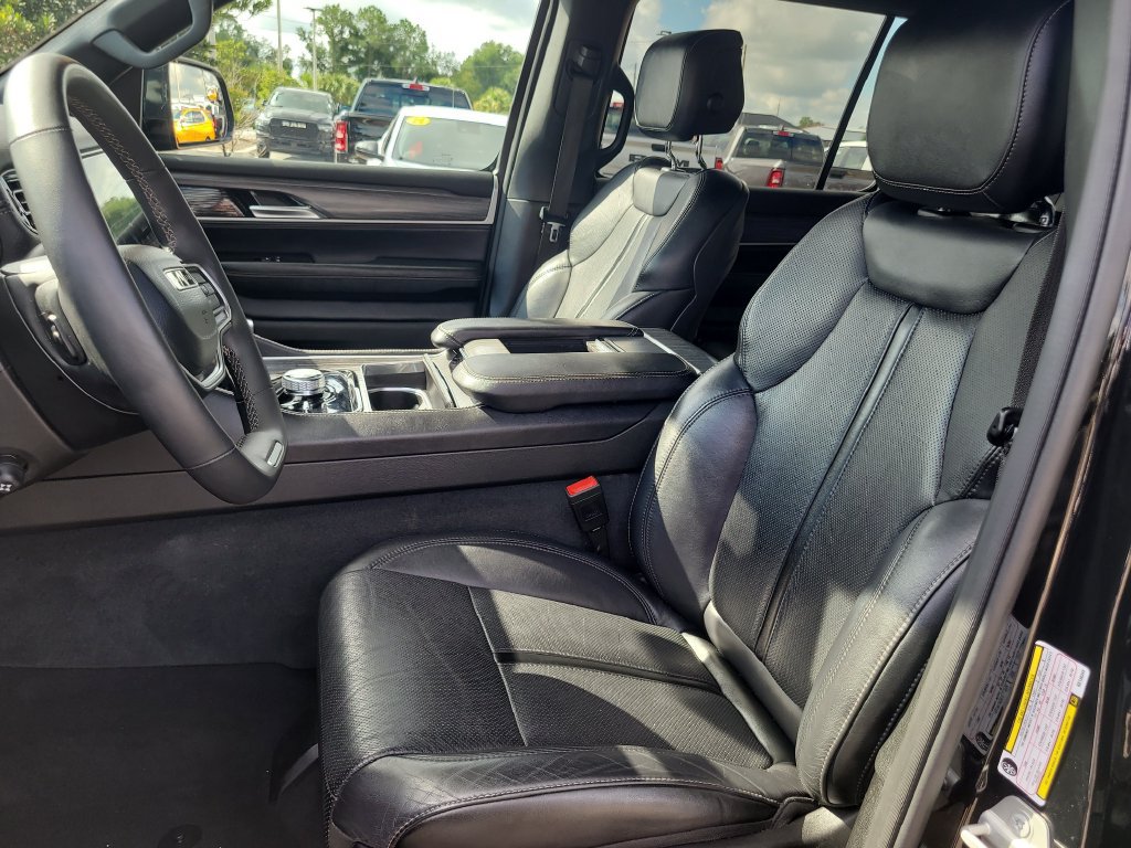 Certified 2024 Jeep Wagoneer Series II w/ Flexible Seating Group AWD/4WD image 22