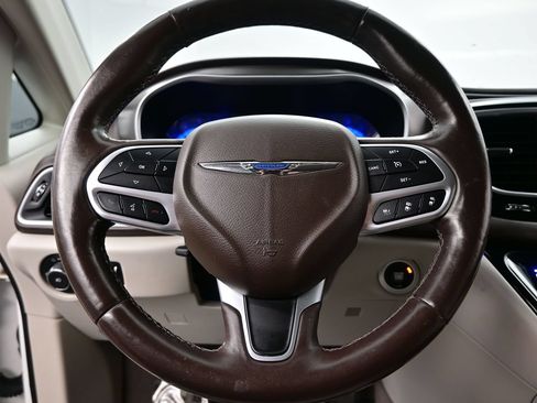Used 2018 Chrysler Pacifica Touring-L Plus w/ Advanced Safetytec Group FWD image 25