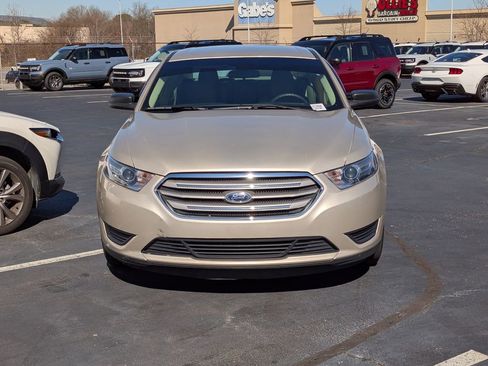 Used 2017 Ford Taurus SE image 7