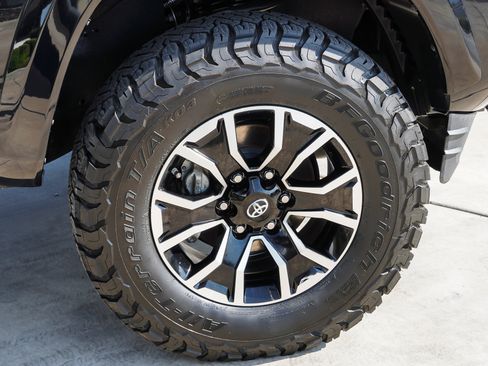 Used 2020 Toyota Tacoma TRD Sport w/ Technology Package AWD/4WD image 10