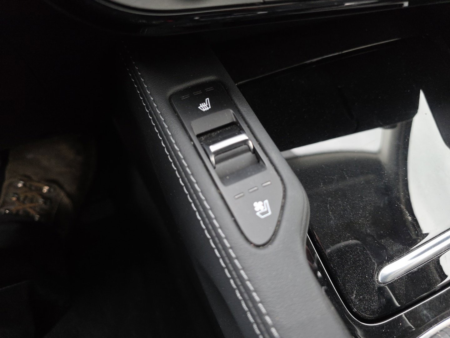 Used 2025 Kia Telluride EX w/ EX Captain's Chair Package AWD/4WD image 15