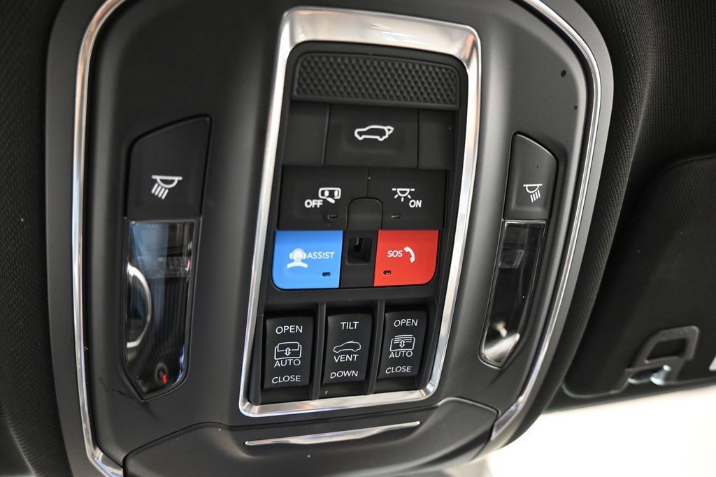 Used 2025 Jeep Grand Cherokee L Limited w/ Black Appearance Package AWD/4WD image 36