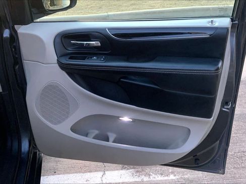 Used 2020 Dodge Grand Caravan SXT image 23