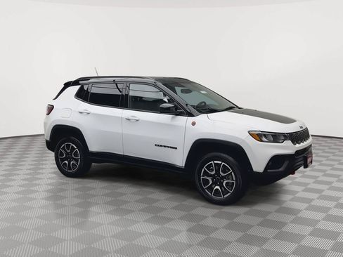 Used 2025 Jeep Compass Trailhawk AWD/4WD image 35