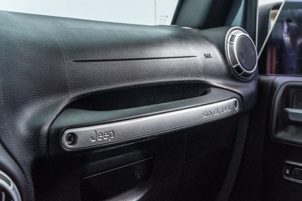 Used 2015 Jeep Wrangler Unlimited Rubicon AWD/4WD image 28
