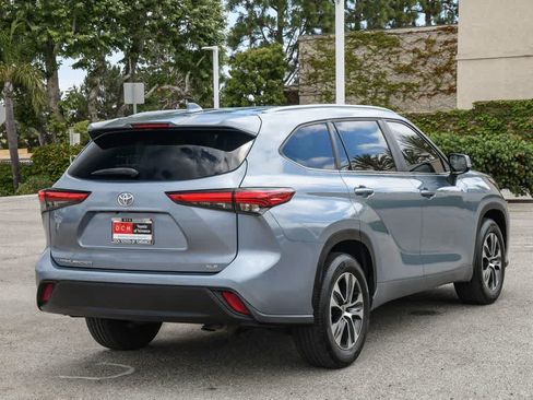 Used 2023 Toyota Highlander XLE FWD image 9
