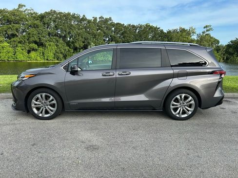 Used 2021 Toyota Sienna Platinum FWD image 3
