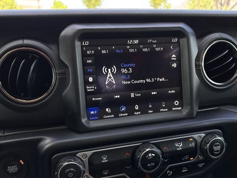 Used 2023 Jeep Gladiator Overland AWD/4WD image 18