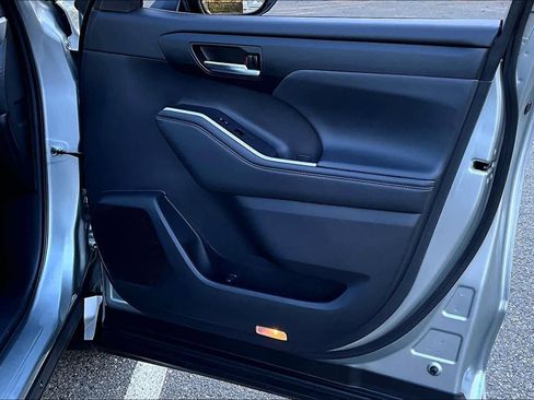 Used 2022 Toyota Highlander XLE image 22