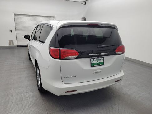 Used 2022 Chrysler Voyager LX FWD image 6