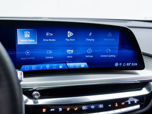 Used 2025 Cadillac Lyriq Luxury w/ LPO, Floor Liner Package AWD/4WD image 29