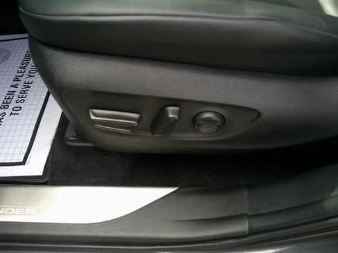 Used 2024 Toyota Highlander XLE image 10