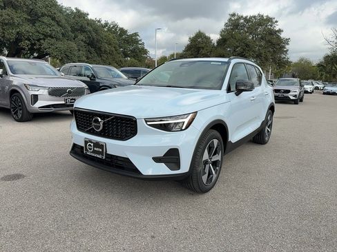 New 2026 Volvo XC40 B5 Core image 2