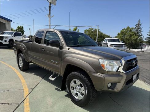 Used 2012 Toyota Tacoma 4x4 Access Cab V6 w/ TRD Off-Road Pkg image 4