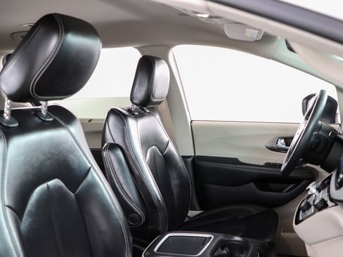 Used 2023 Chrysler Pacifica Touring-L FWD image 27