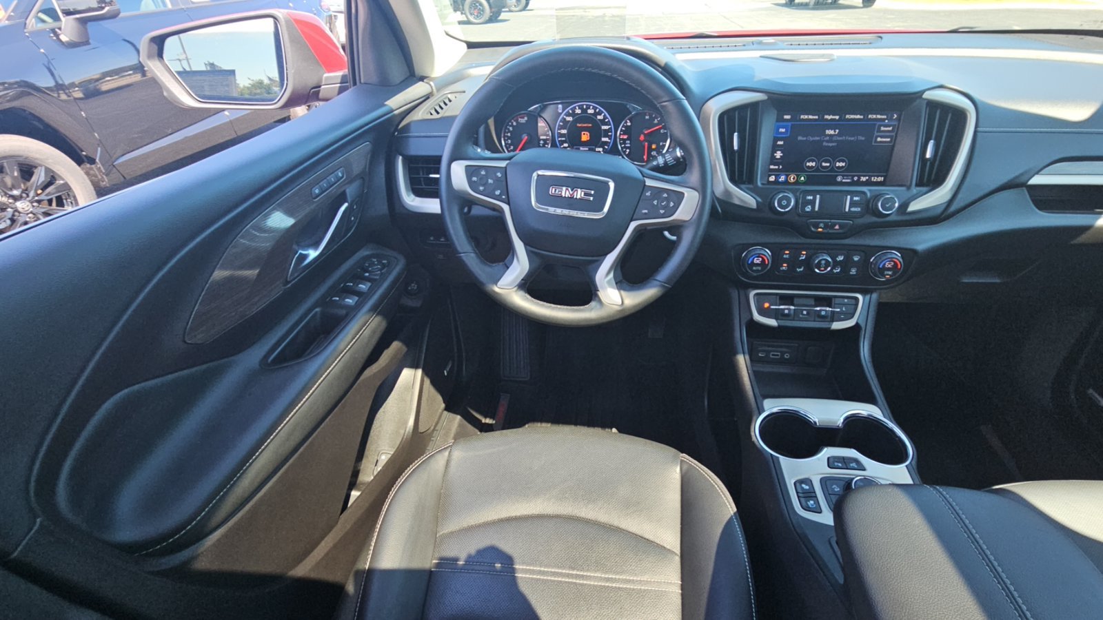 Used 2024 GMC Terrain Denali w/ Denali Premium Package AWD/4WD image 9