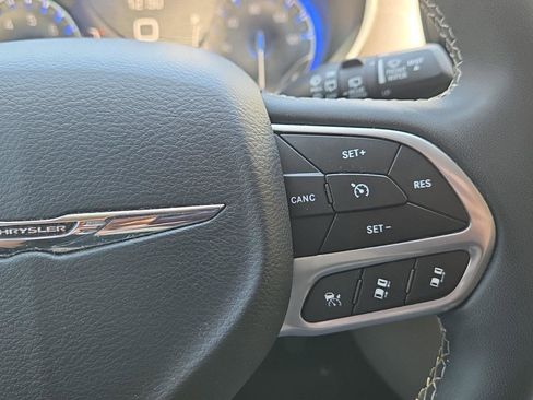 Used 2023 Chrysler Pacifica Touring-L FWD image 17
