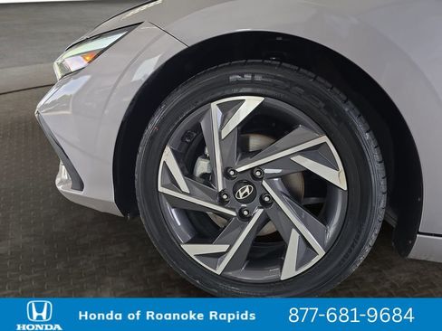 Used 2025 Hyundai Elantra Limited FWD image 9