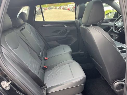 Used 2026 Volkswagen Tiguan SE R-Line FWD image 28