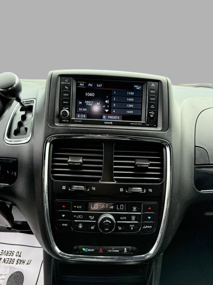 Used 2017 Dodge Grand Caravan SXT w/ Driver Convenience Group FWD image 32