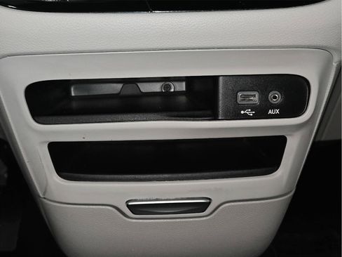 Used 2019 Chrysler Pacifica L FWD image 22