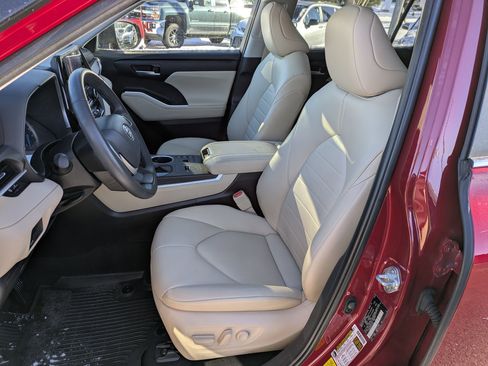 Certified 2023 Toyota Highlander XLE image 7